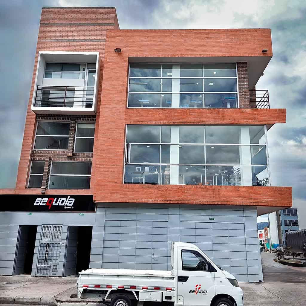 Edificio de la fábrica Sequoia Speed - fábrica de impermeables para moto en Bogotá