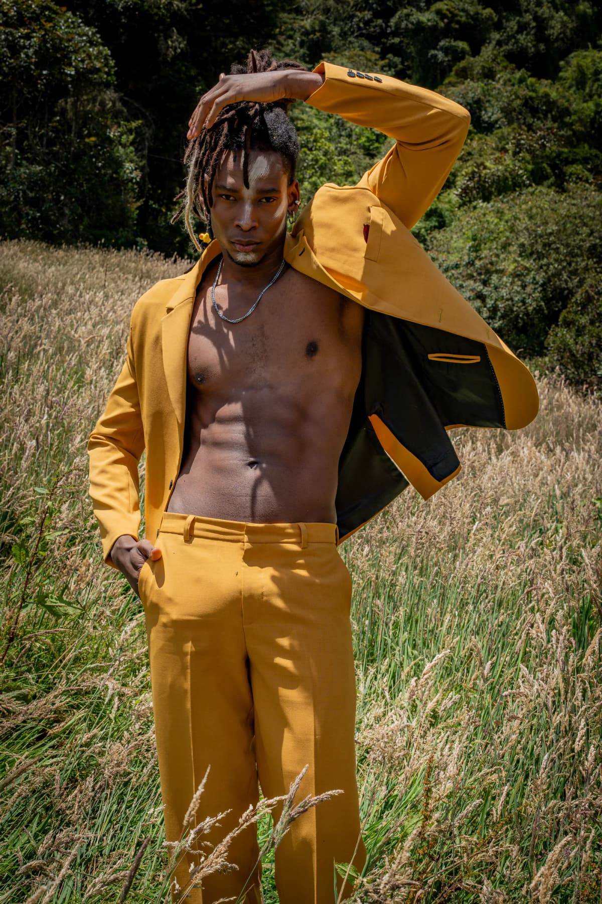 Editorial masculina con traje amarillo en un paisaje natural