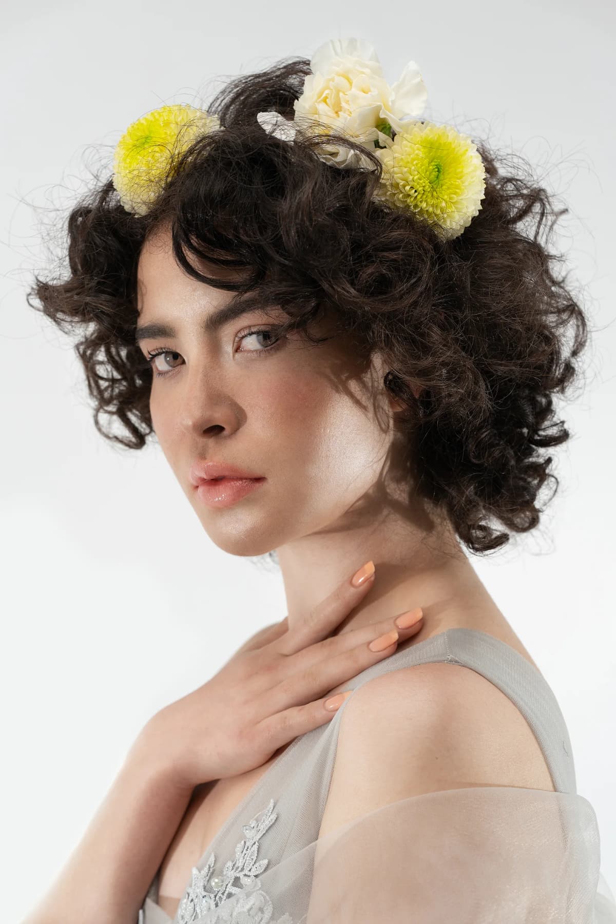 Retrato de belleza de una mujer sobre fondo blanco