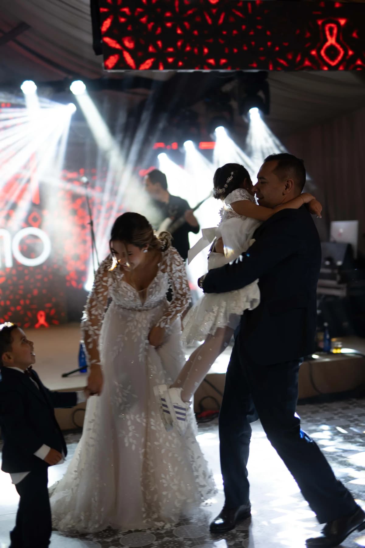 Pareja bailando durante la celebración de su boda