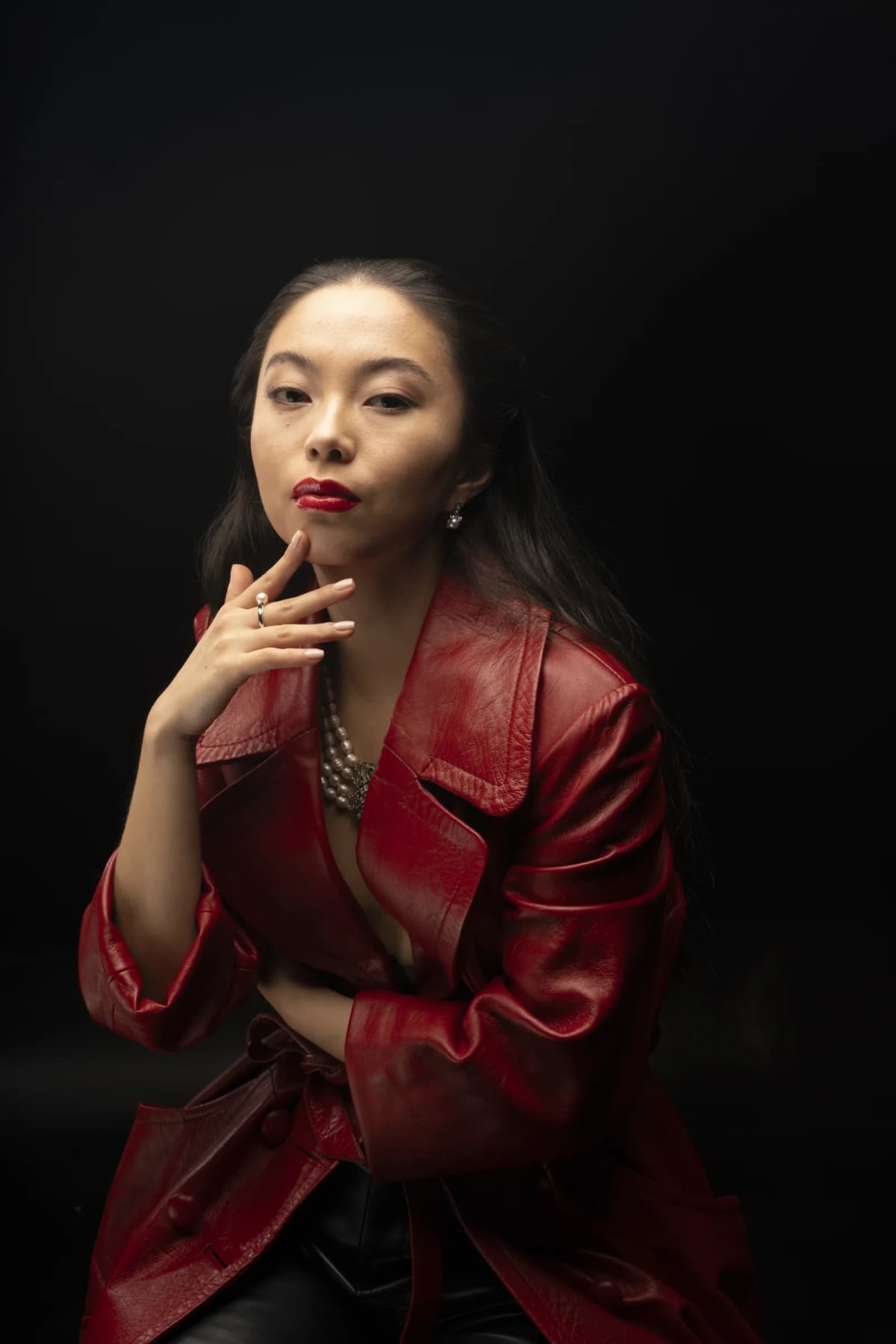 Retrato de joyería con chaqueta roja y fondo negro