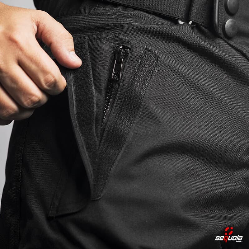 Pantalón GAS BLACK - Impermeable, Protecciones Certificadas Removibles, Material Antifricción detalle protecciones - Certi...