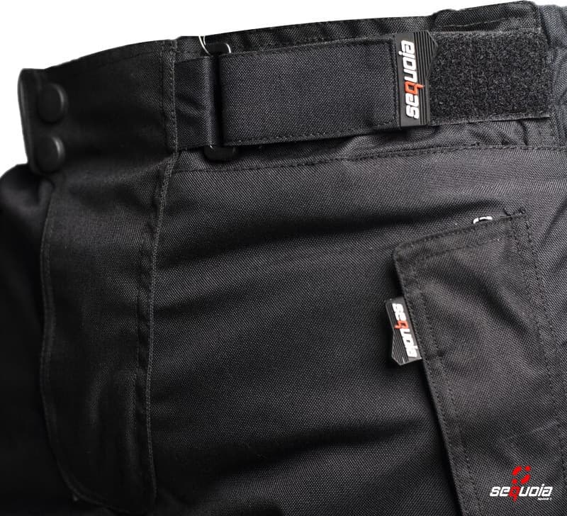 Pantalón GAS BLACK - Impermeable, Protecciones Certificadas Removibles, Material Antifricción detalle material - Antifricc...