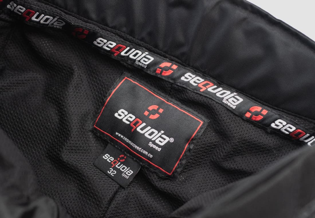 Pantalón GAS BLACK - Impermeable, Protecciones Certificadas Removibles, Material Antifricción vista lateral equipamiento moto