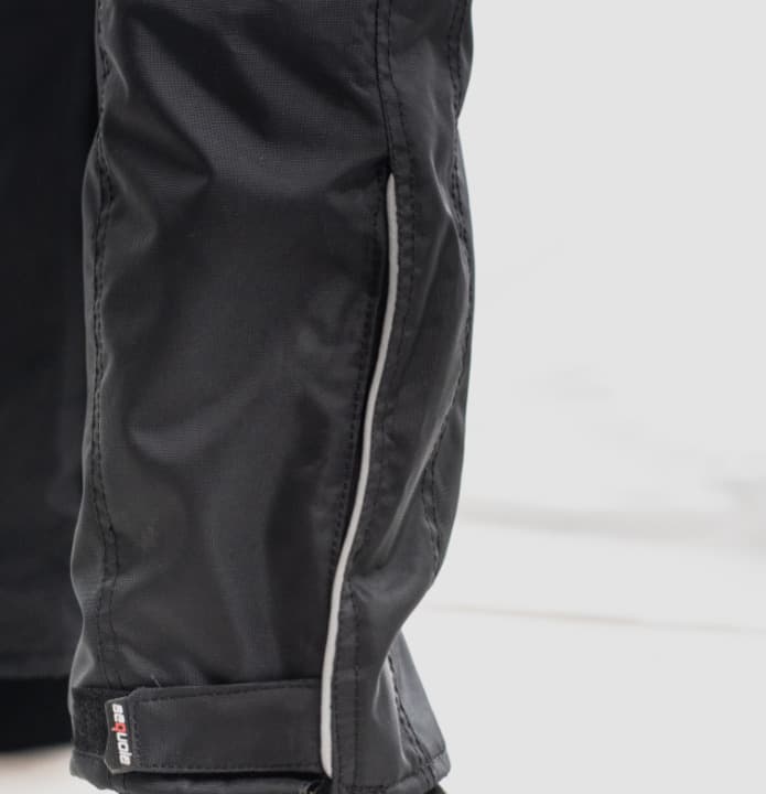 Pantalón GAS BLACK - Impermeable, Protecciones Certificadas Removibles, Material Antifricción impermeable para moto Colombia