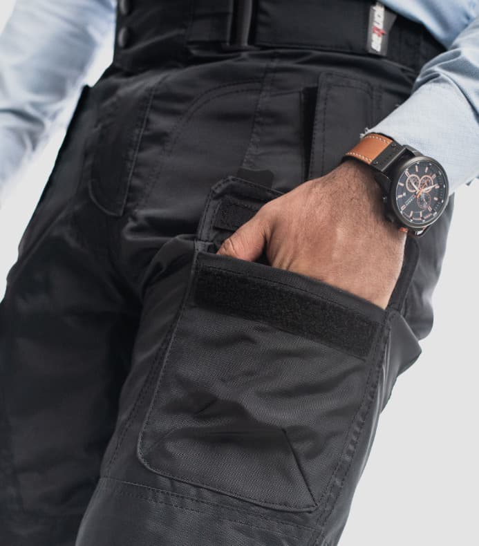 Pantalón GAS BLACK - Impermeable, Protecciones Certificadas Removibles, Material Antifricción detalle costuras termoselladas