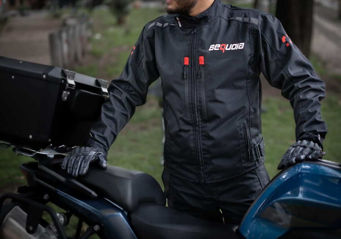 Chaqueta Black Pro - Chaqueta Antifricción de Moto, Impermeable Sequoia Speed detalle costuras termoselladas