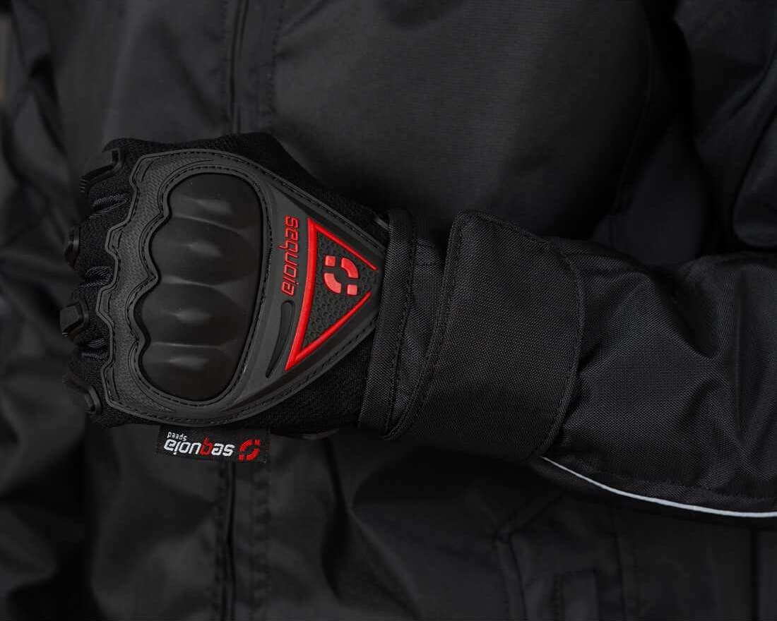 Guantes MX Negros con protección de nudillos detalle costuras termoselladas