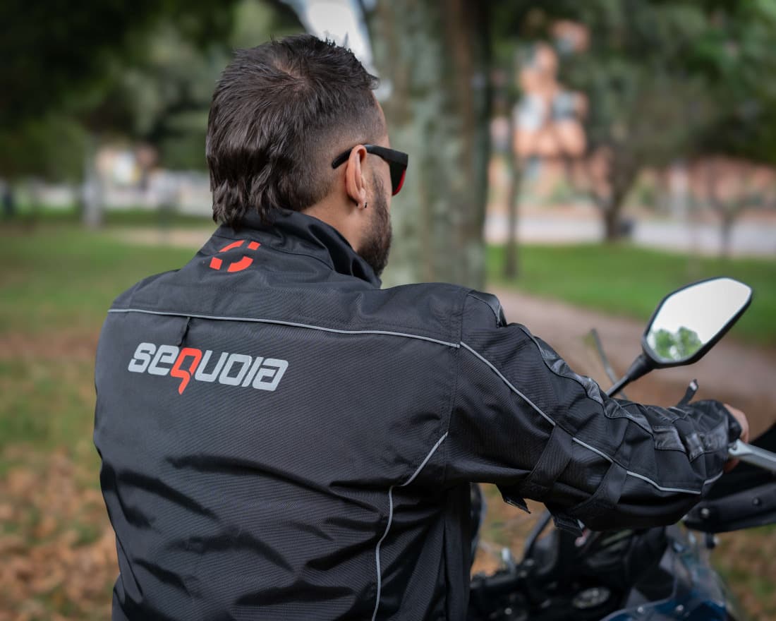 Chaqueta TT - Protecciones Removibles Certificadas 100 Impermeable. vista lateral equipamiento moto