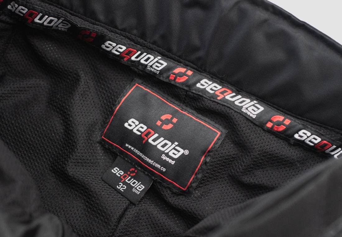 Pantalón GAS BLACK - Impermeable, Protecciones Certificadas Removibles, Material Antifricción