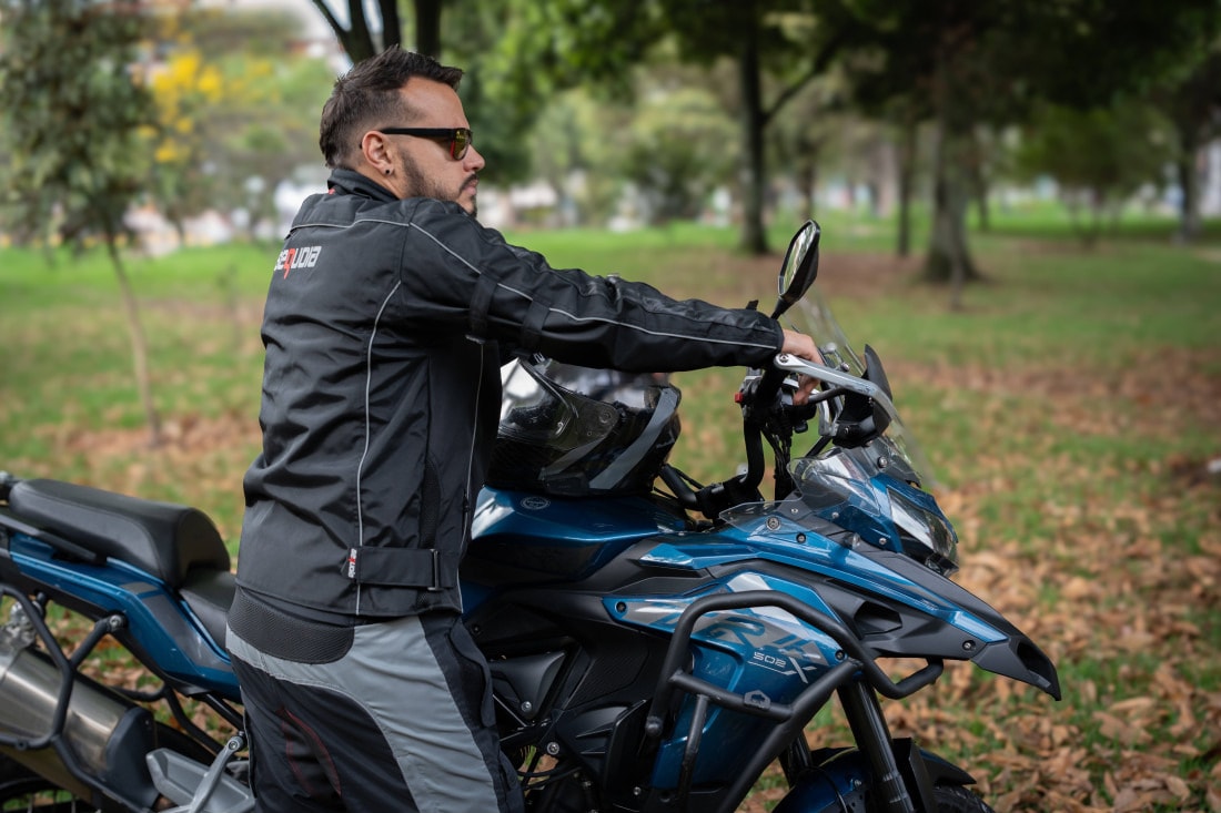 Chaqueta TT - Protecciones Removibles Certificadas 100 Impermeable.