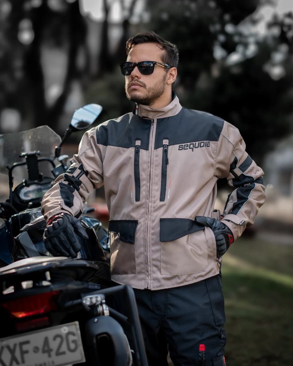 Motociclista con chaqueta Sahara Arena de Sequoia Speed