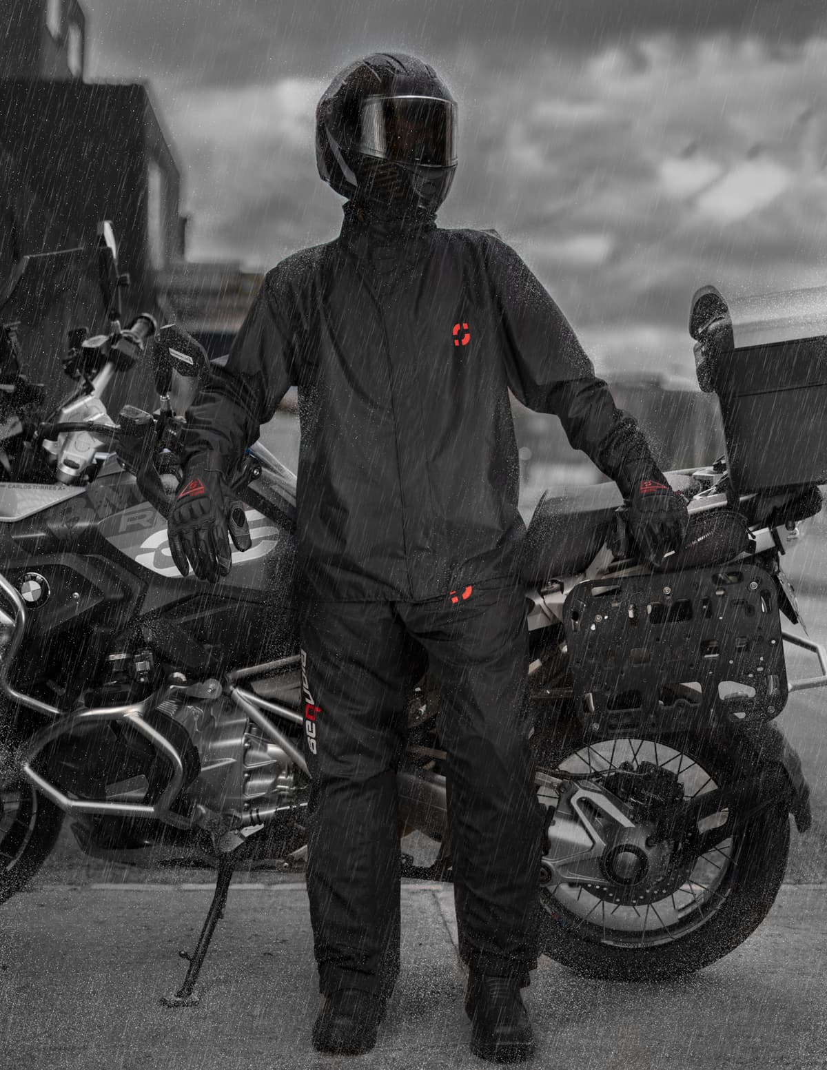 Motociclista equipado para lluvia