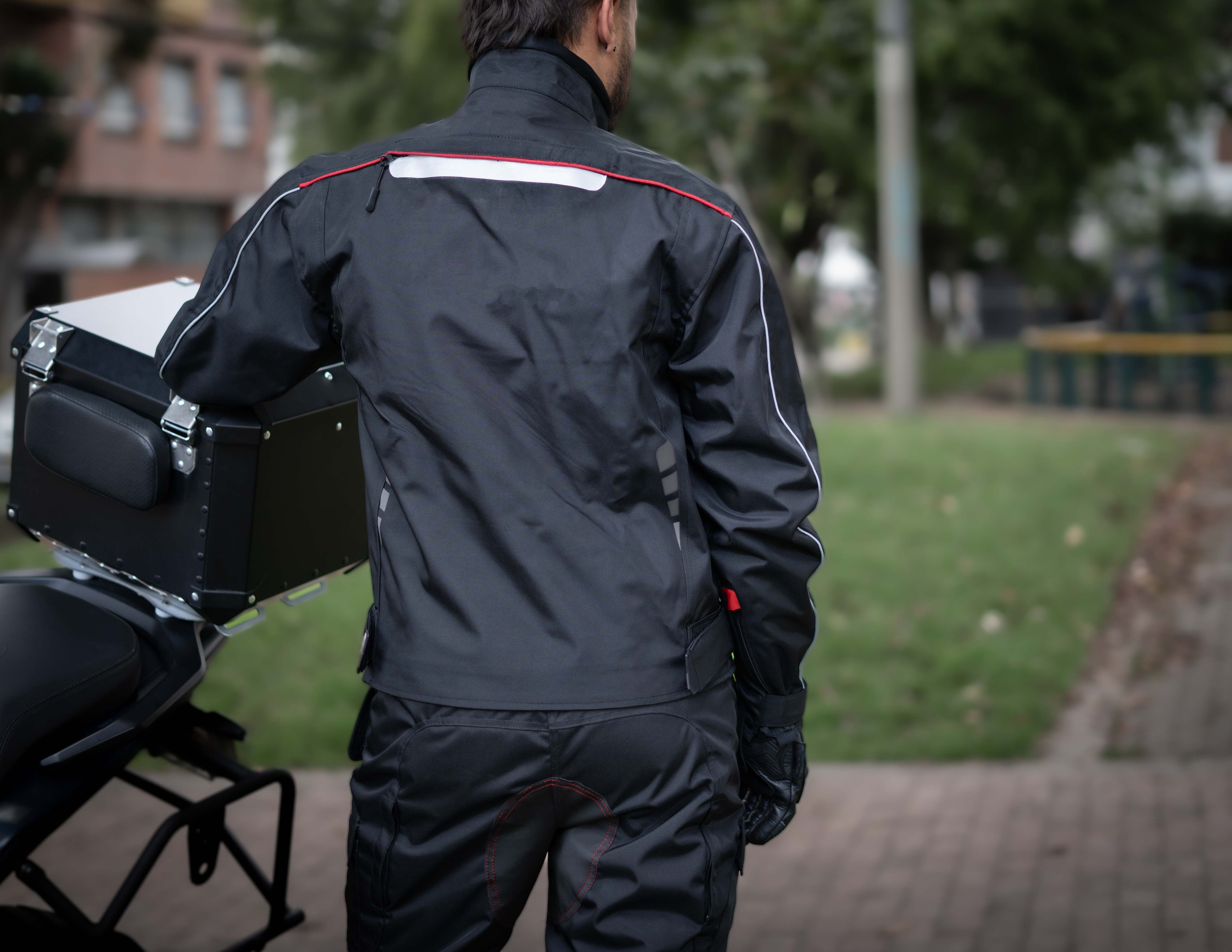 Traje Black Pro para motociclistas — vista frontal