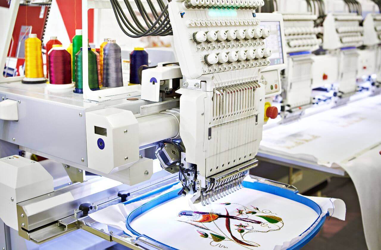 Detalle de bordado computarizado con hilo de colores